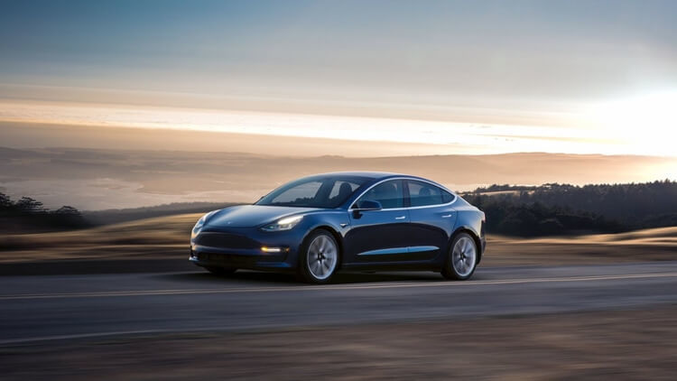 Электрокар Tesla Model 3 получил функцию автопарковки