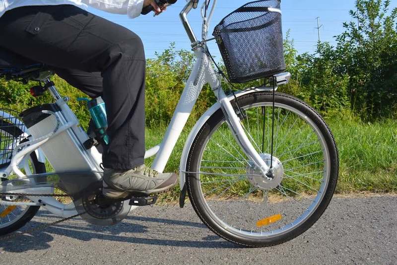 Ученые сравнили электробайки с обычными велосипедами