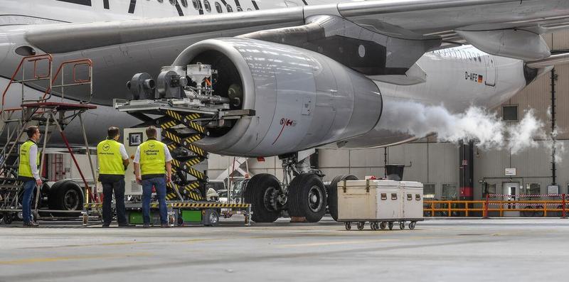 Lufthansa разработала технологию очистки авиадвигателя сухим льдом
