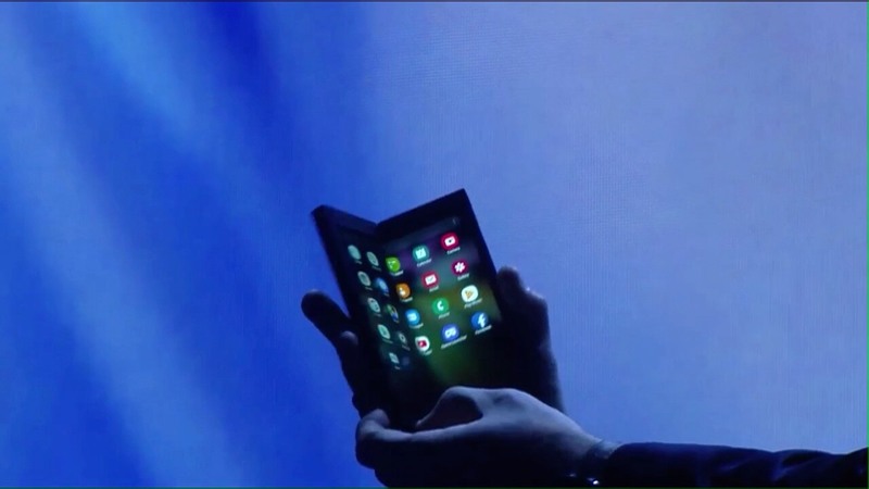 Samsung представила смартфон с гнущимся экраном