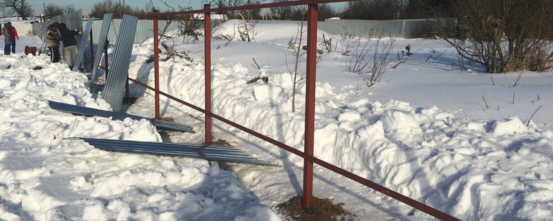 Строим забор зимой: особенности и преимущества