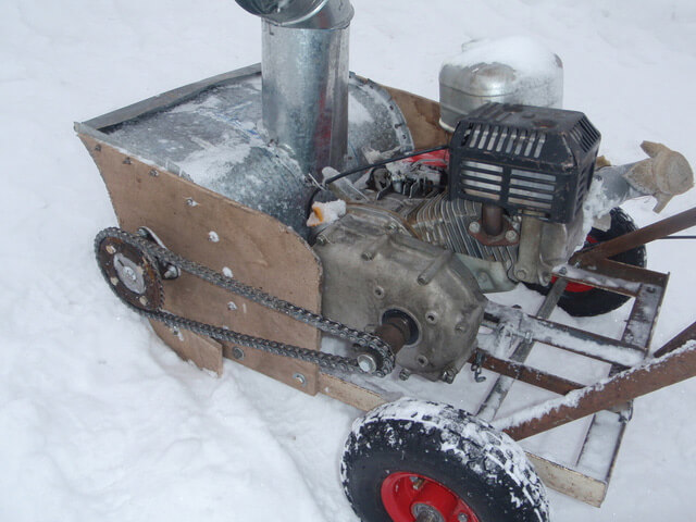 Самодельный снегоуборщик из двигателя от мотоблока