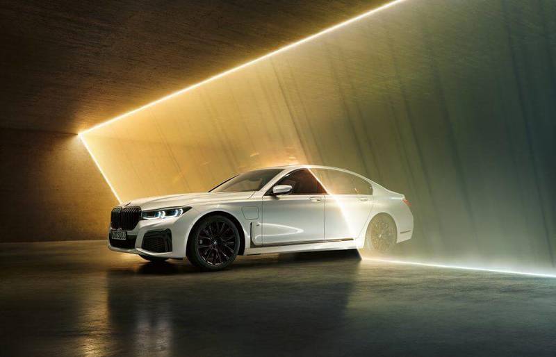 BMW подробно рассказала про обновленную гибридную «семерку»