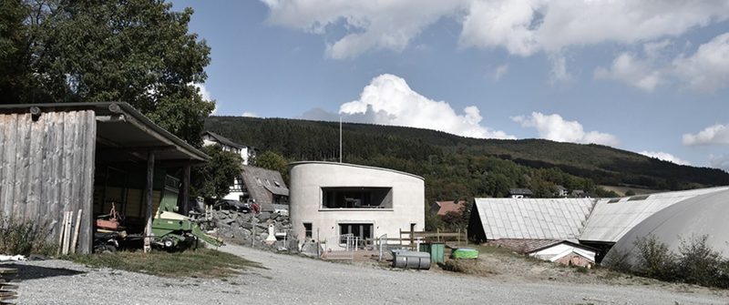 Цилиндрический дом Villa F, который производит биогаз для собственных нужд