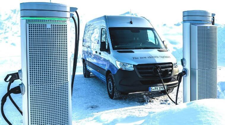Электрический фургон Mercedes-Benz eSprinter испытали на зимней дороге