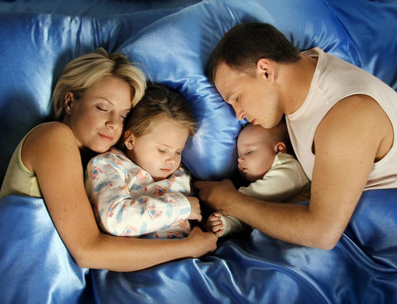 Почему дети так любят спать в постели родителей?