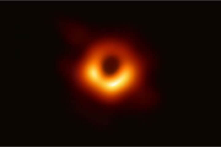 Сверхмассивную черную дыру впервые в истории запечатлели на фото
