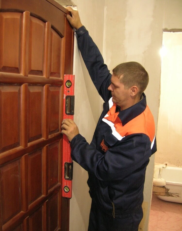Правильная установка межкомнатных дверей: подготовка проёма, монтаж коробки и врезка фурнитуры