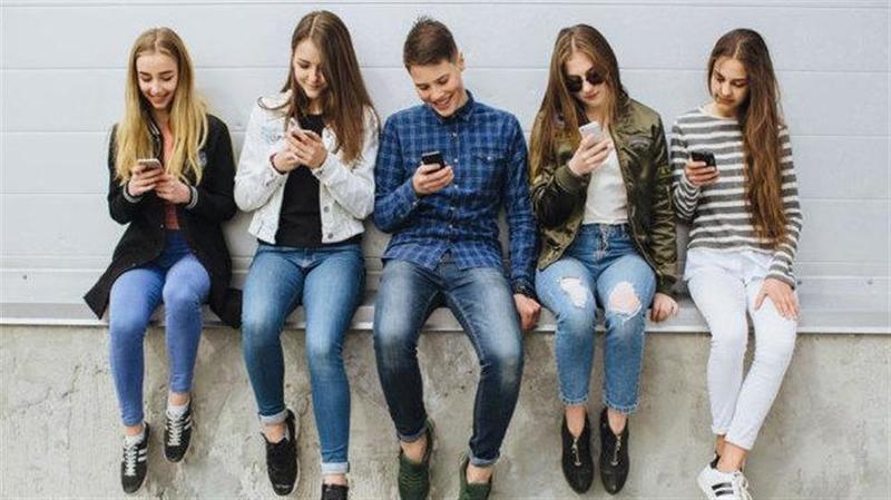 «Продолжение мозгов»: Подростки о смартфонах