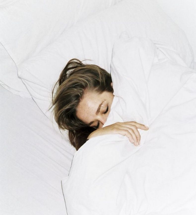 Почему ОПАСНО спать с мокрой головой: 10 причин