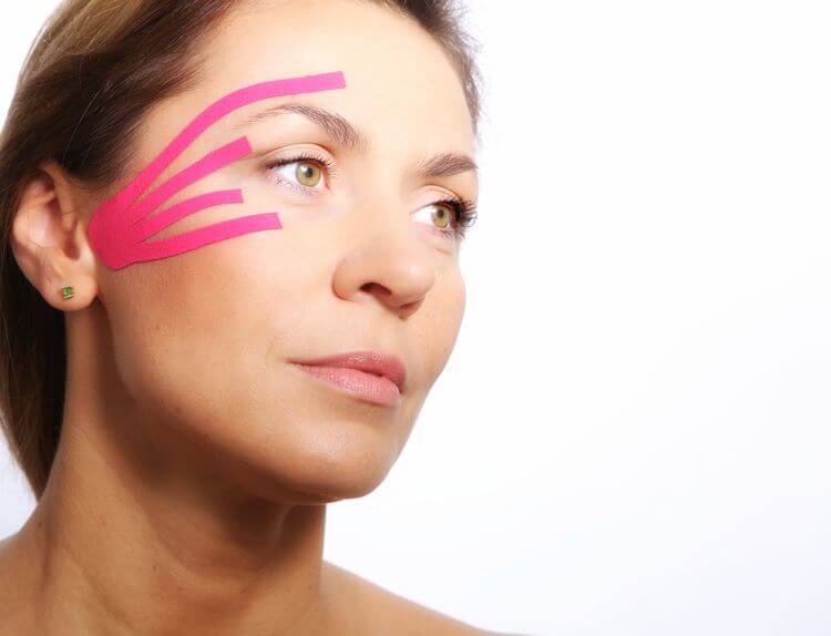 Как подтянуть кожу вокруг глаз: Тейп-лифтинг от морщин