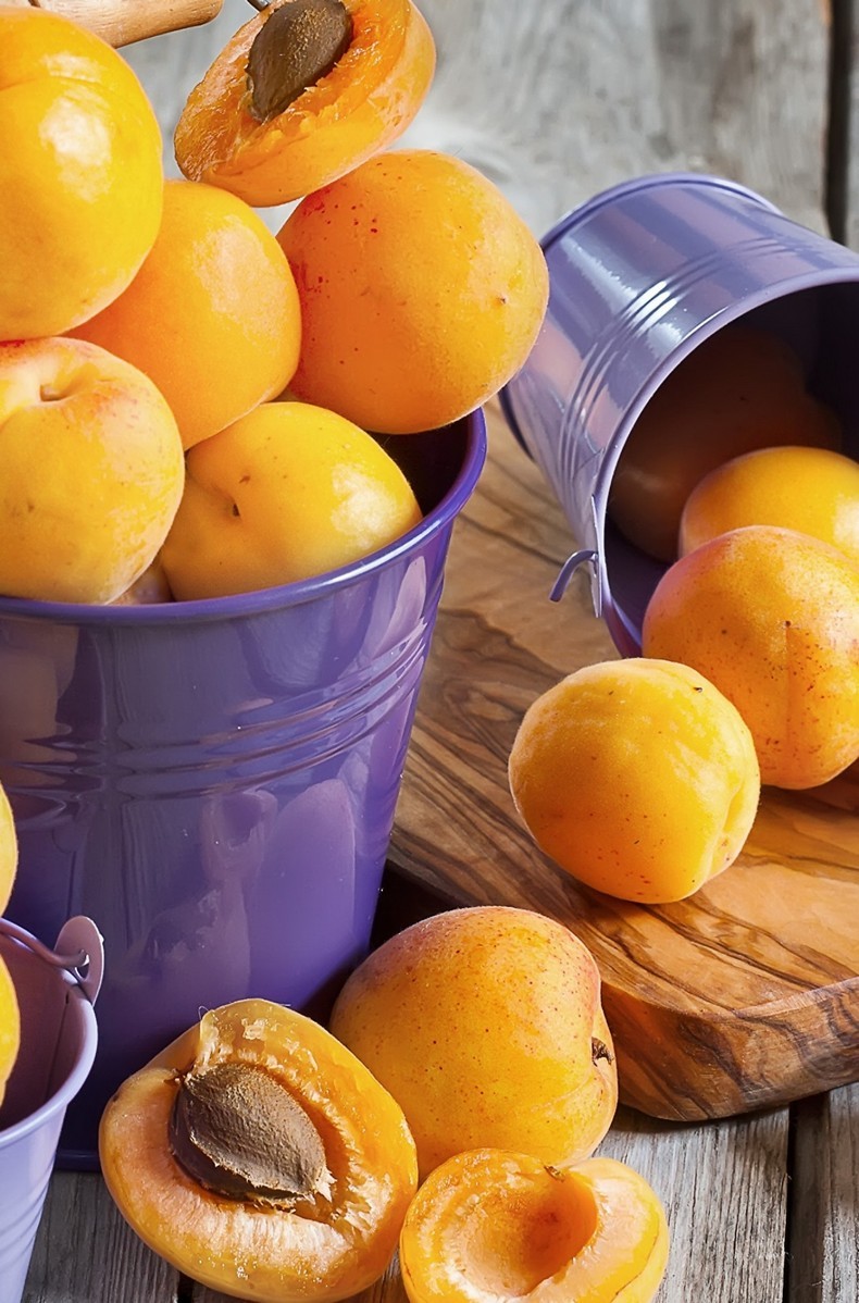 Почему полезно есть абрикосовые косточки