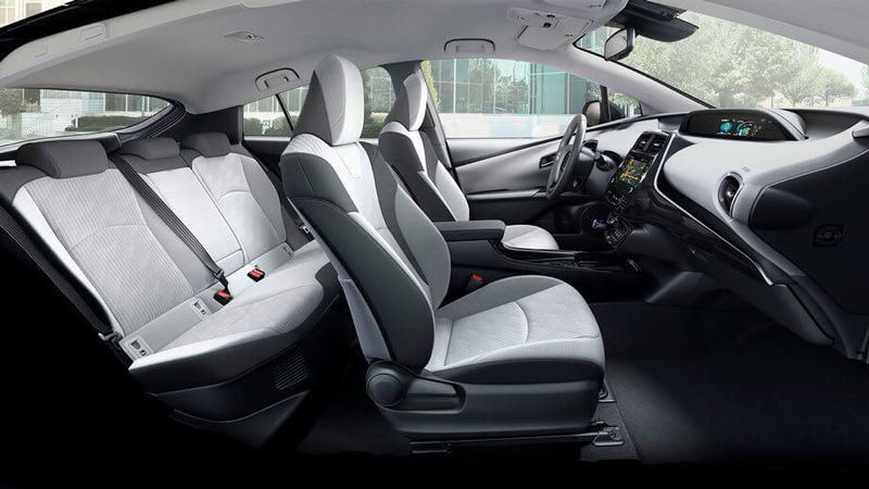 Подключаемый гибрид Toyota Prius стал пятиместным в Европе