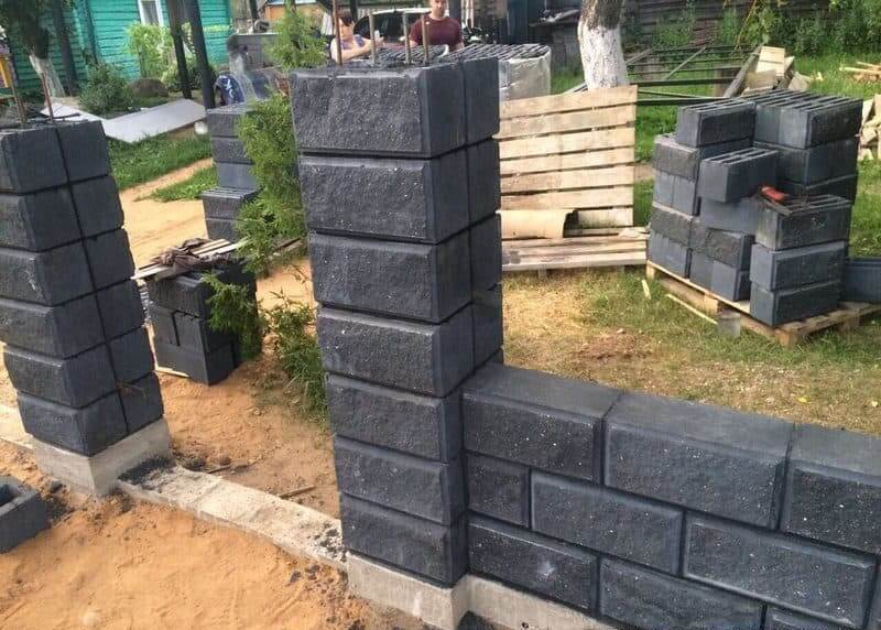 Как построить забор из декоративных блоков