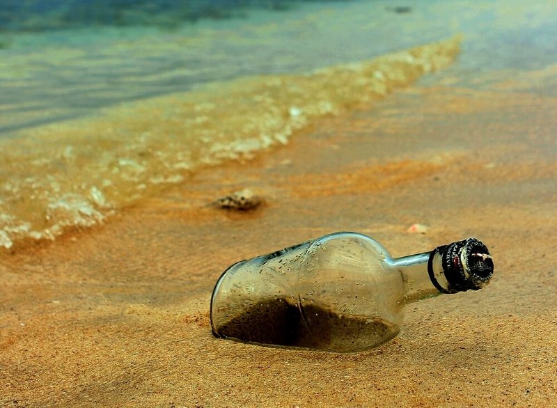 Сколько может плыть сообщение в бутылке, если ее кинуть в океан?