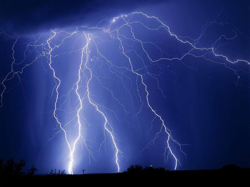 Исследование: самые мощные молнии возникают в странных местах и в необычное время года
