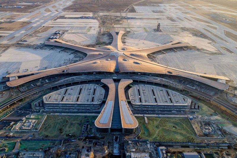 Zaha Hadid Architects завершает строительство энергосберегающего аэропорта в Пекине