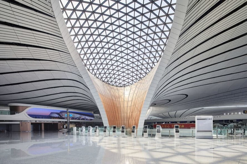 Zaha Hadid Architects завершает строительство энергосберегающего аэропорта в Пекине