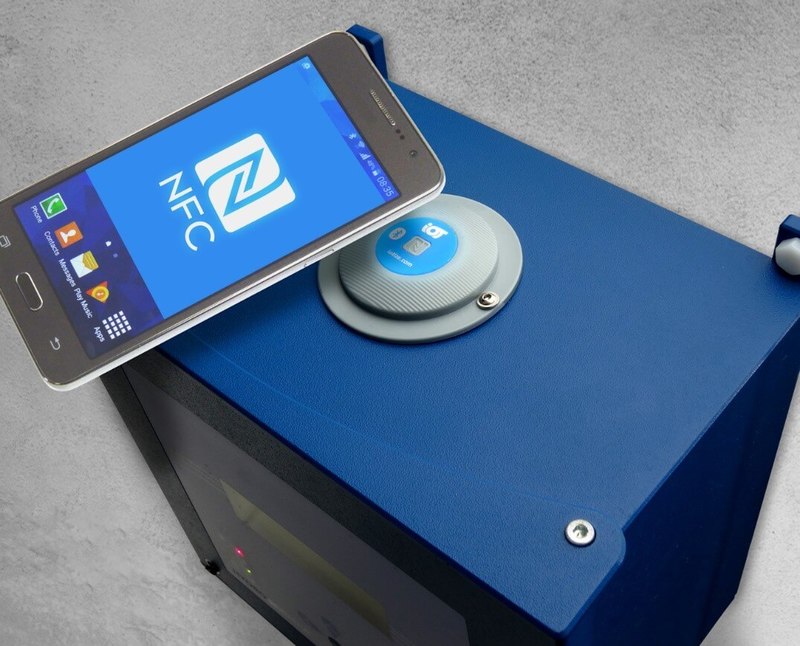 Зарядите наушники по беспроводной связи с NFC