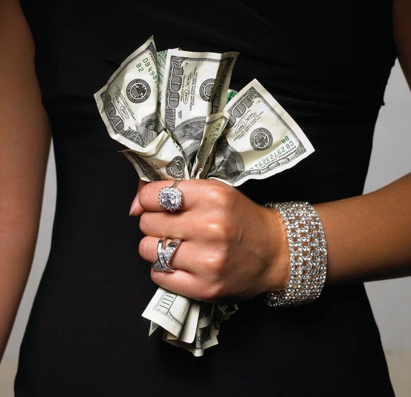 Как женщине обращаться с деньгами и не потерять себя?