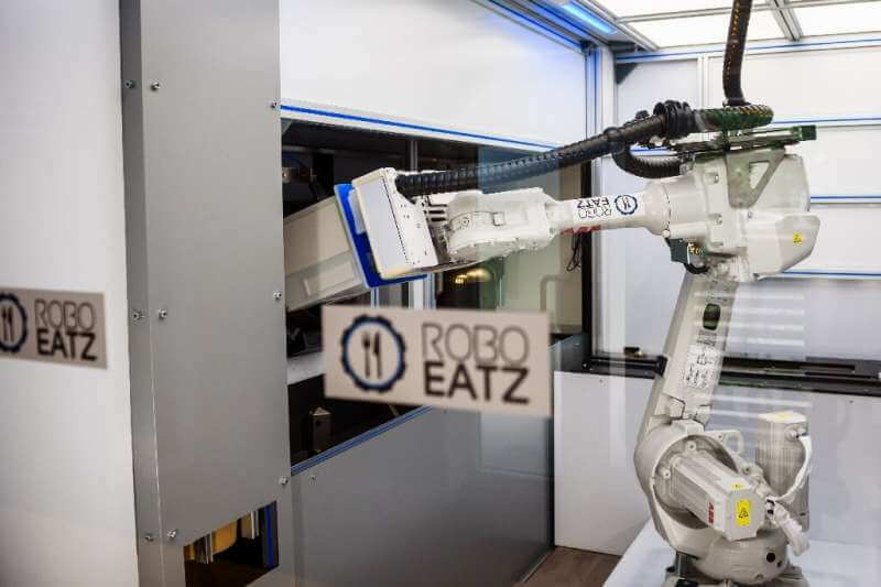 Кухонный робот в Риге готовит новое будущее для фастфуда