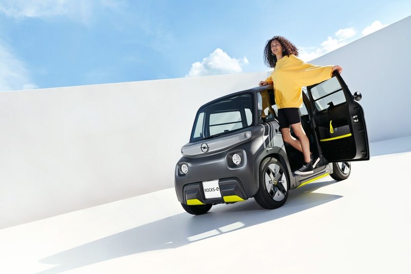 Opel находится между мотороллером и малолитражкой с городским микроавтомобилем Rocks-e 
