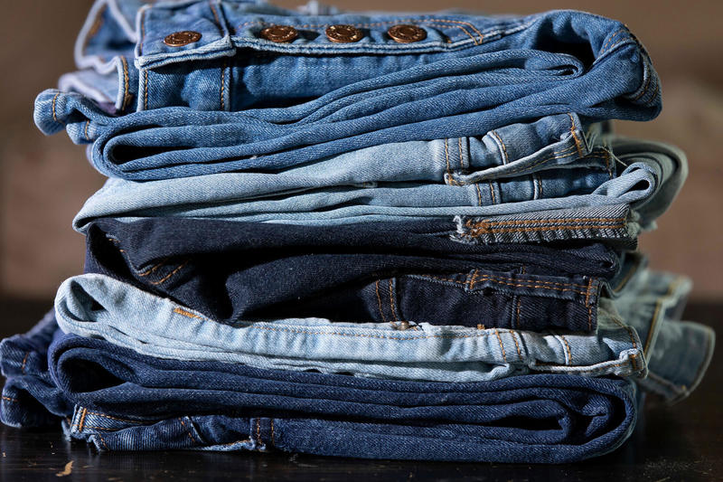 Ученые нашли экологически чистый способ окрашивания синих джинсов