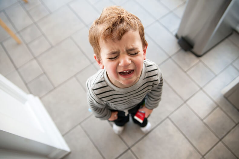 «Мама, купи!». Детские истерики в магазине: почему они возникают и как прекратить их без давления