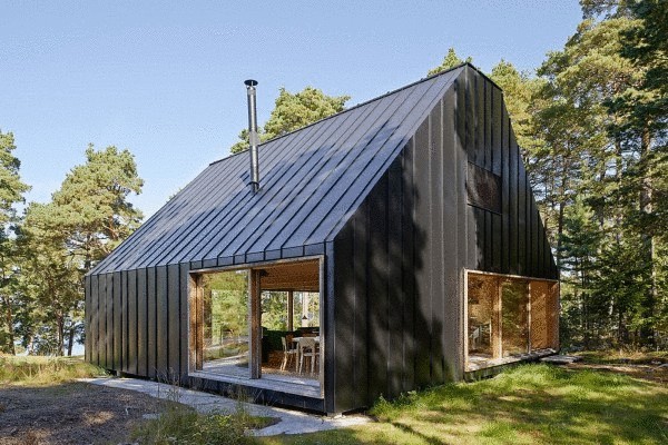 Деревянный дом в лесу на Стокгольмском архипелаге