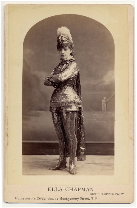 Ella Chapman в костюме в виде металлической брони.