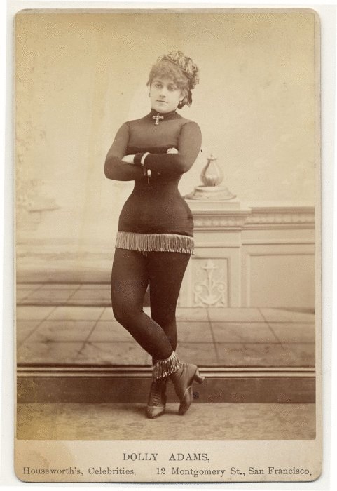 Dolly Adams в миниатюрном костюме с бахромой.