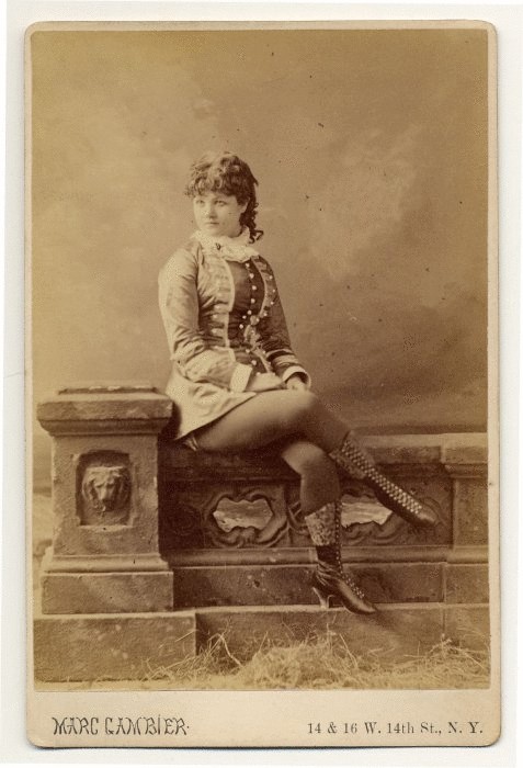 Miss Darcey в костюме, стилизованном под эпоху Возрождения.