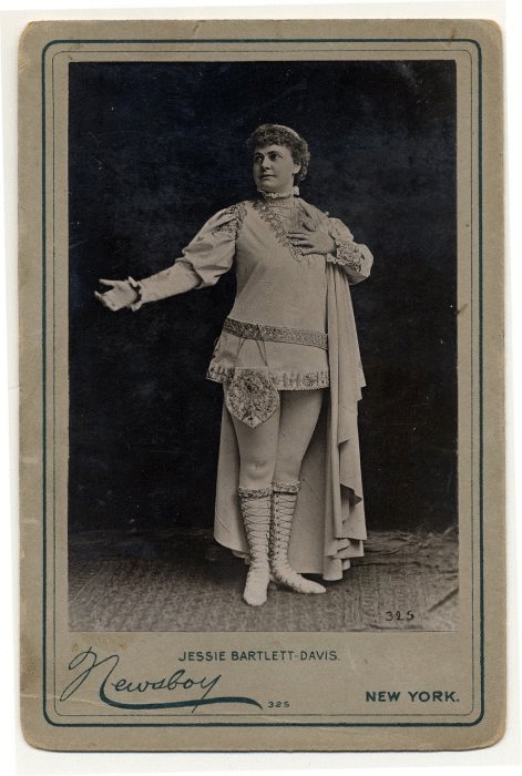 Alice Atherton в коротком меховом платье.