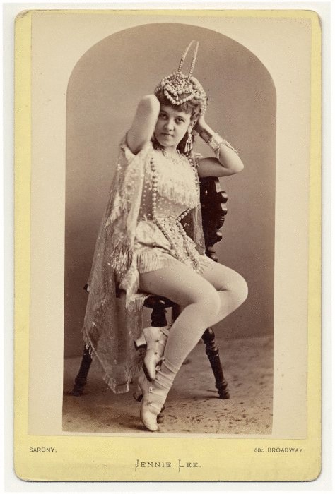 Viola Clifton в коротком костюме с бахромой.