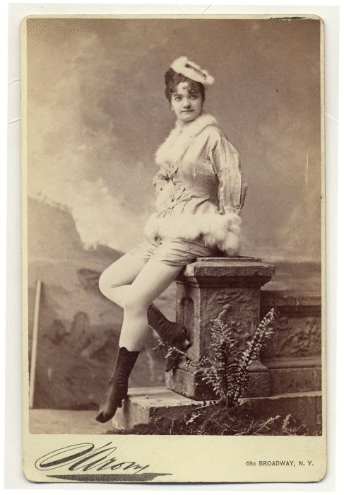 Elvira Viola в меховой шляпке.