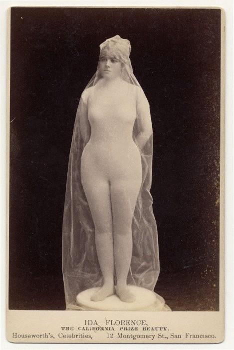 Ida Florence, выдающая себя за статую.
