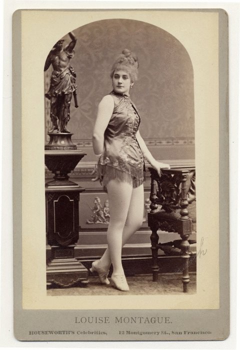 Louise Montague в платье с бахромой.