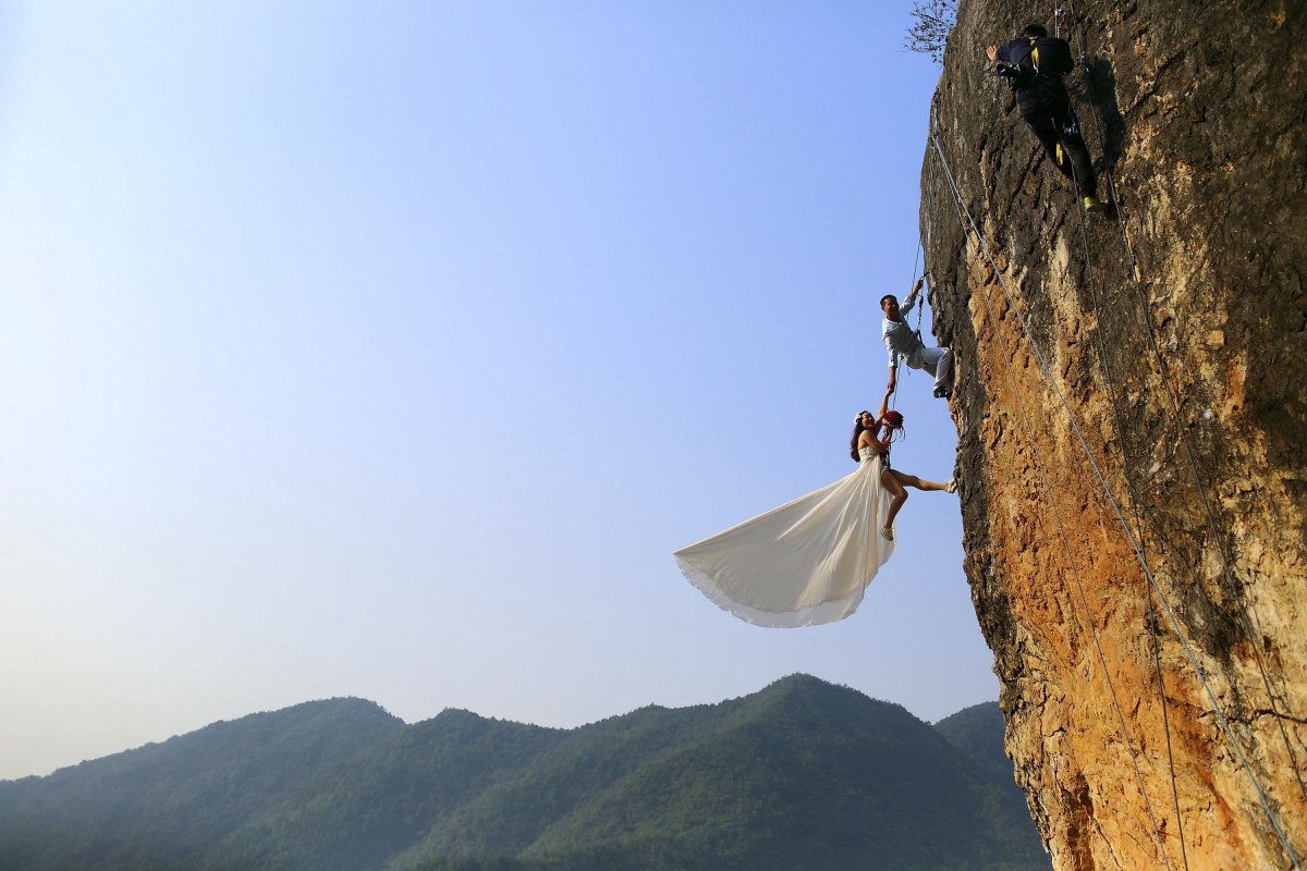 zheng-feng-an-amateur-climber-takes-wedding-pictures-with-his-bride-on-a-cliff-in-jinhua-china