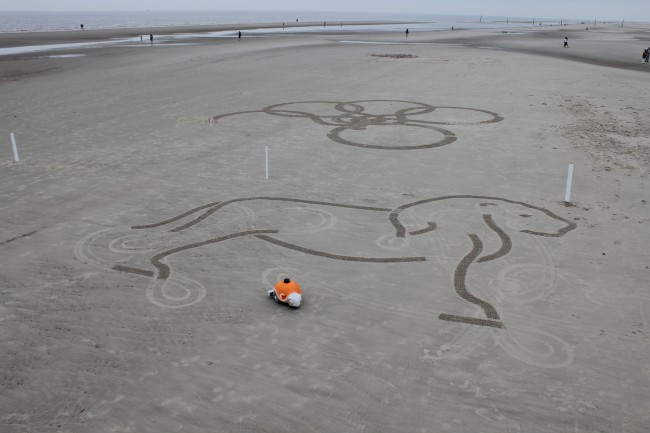 Робот от Disney рисует гигантские узоры на песке