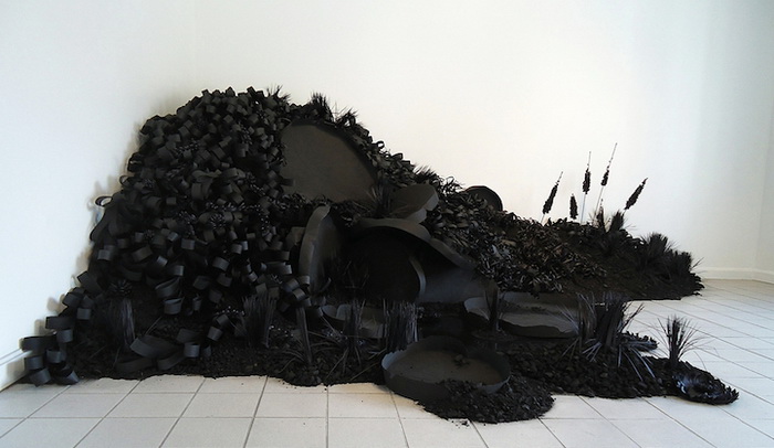 Темные оазисы: необычные инсталляции из бумаги и зеркал 