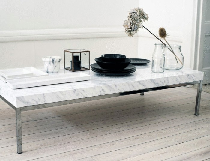 Журнальный столик, покрытый мраморной пленкой, способен изменить внешний вид всей комнаты.