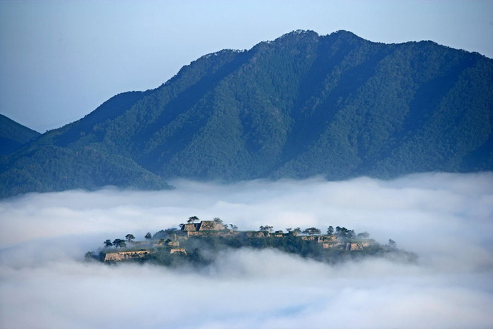 Японский замок Такеда, парящий в небесах 